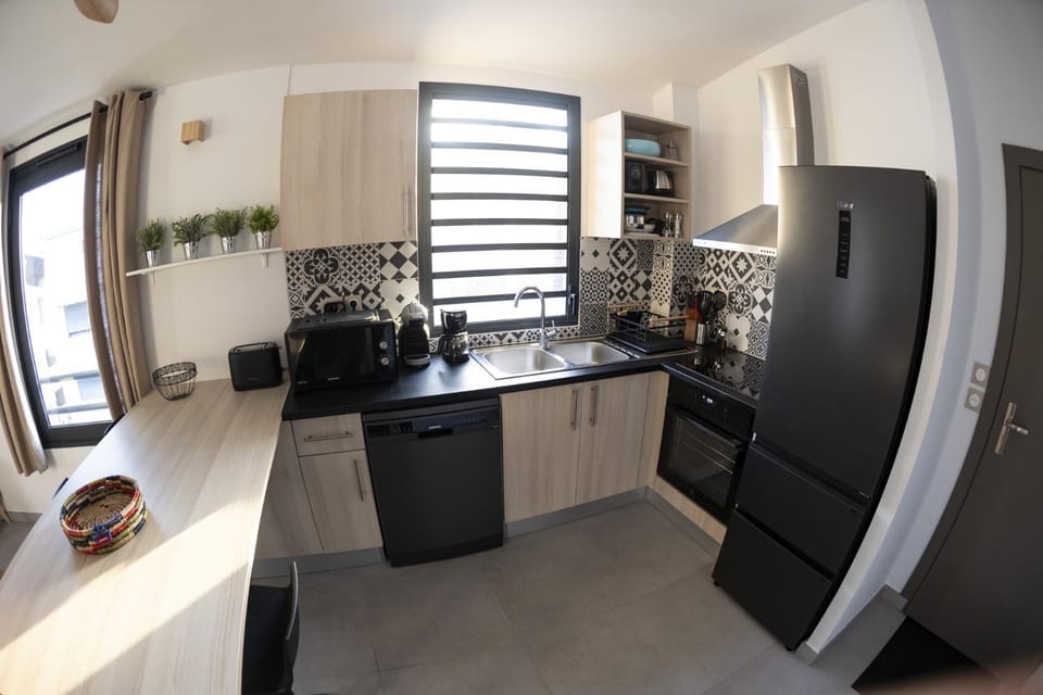 Coffee/tea facilities, Kitchen or kitchenette, dishwasher, oven, stove, toaster