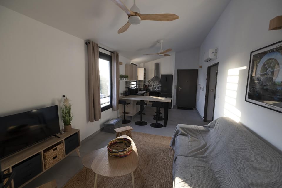 TV and multimedia, Seating area, Dining area