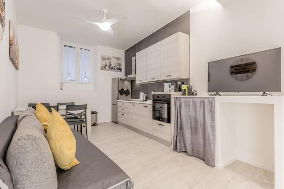 Coffee/tea facilities, Kitchen or kitchenette, Living room, Seating area, Dining area, oven, stove, toaster