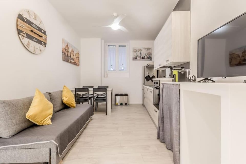 TV and multimedia, Kitchen or kitchenette, Living room, Seating area, Dining area, oven, stove
