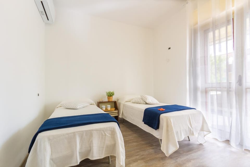 Bed, Photo of the whole room, Bedroom, air conditioner