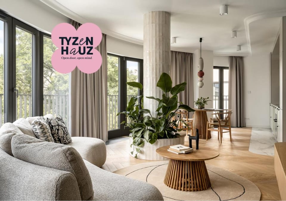 View (from property/room), View (from property/room), Living room, Seating area, Dining area