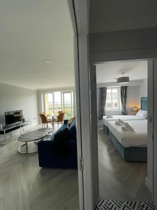 Bed, TV and multimedia, Living room, Photo of the whole room, Seating area, Bedroom, towels