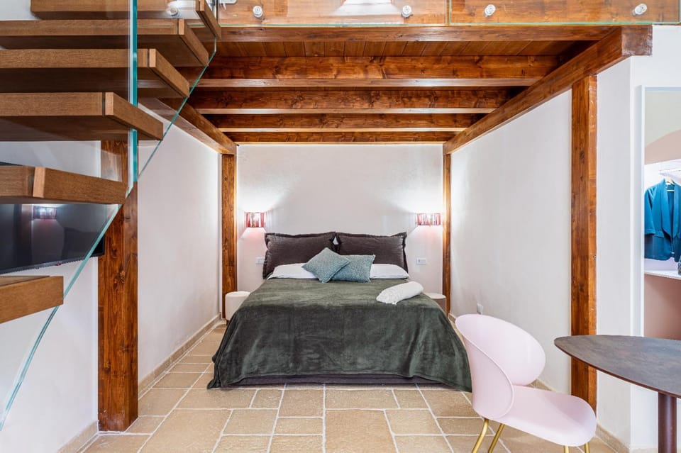 Bed, TV and multimedia, Photo of the whole room, Bedroom