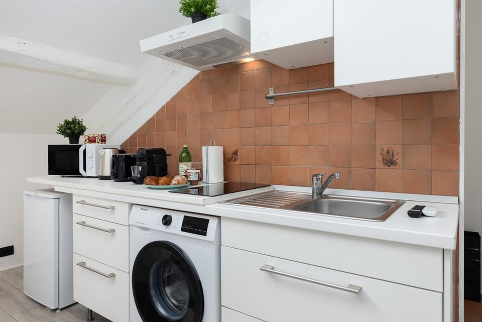 Coffee/tea facilities, Kitchen or kitchenette, stove, toaster, washing machine