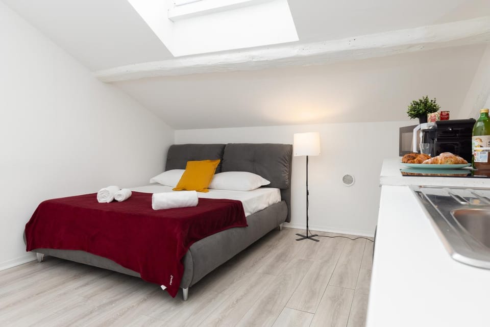Bed, Photo of the whole room, Bedroom, towels