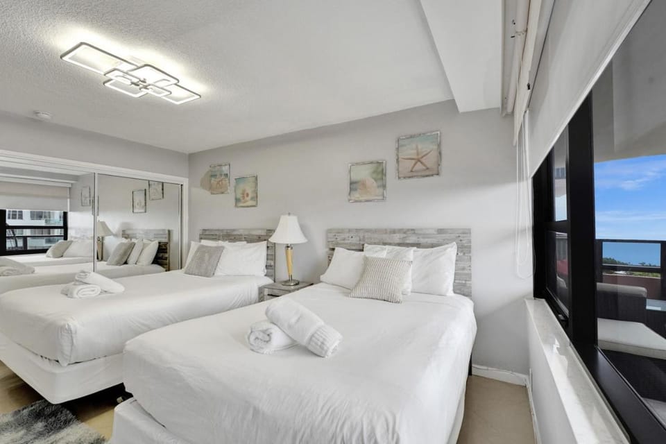 Breathtaking 2 Bedroom Condo w Beach Service 919 Apartment in Miami Beach