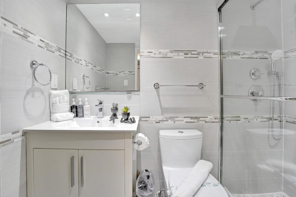 Shower, Toilet, Bathroom, towels