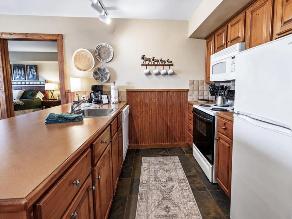 Steps From The Slopes Ski In Out Hot Tub Village Apartment in Snowshoe