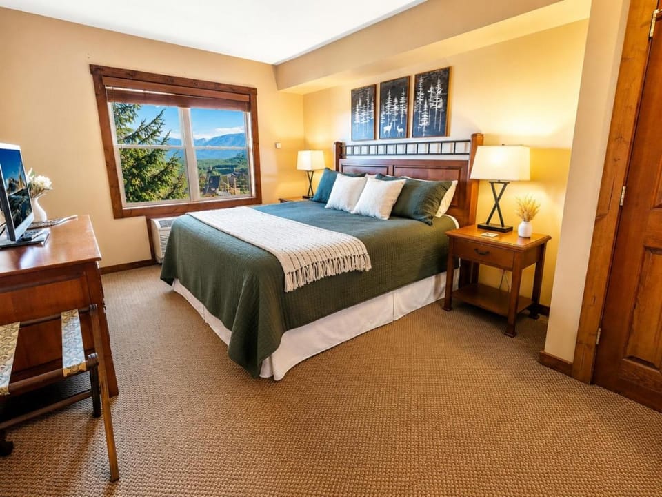 Steps From The Slopes Ski In Out Hot Tub Village Apartment in Snowshoe