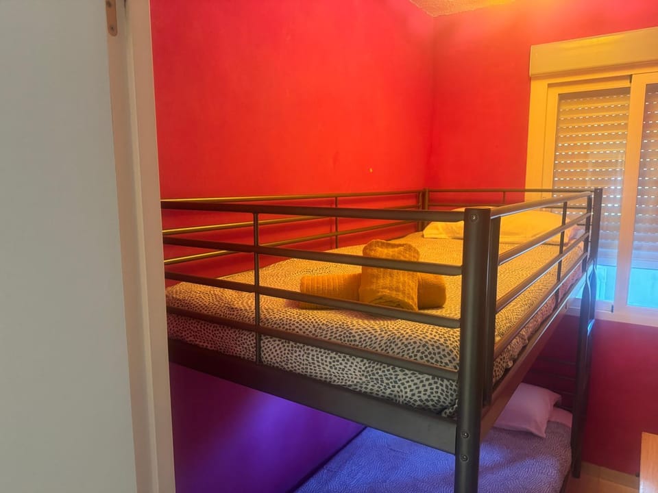 Bedroom, bunk bed