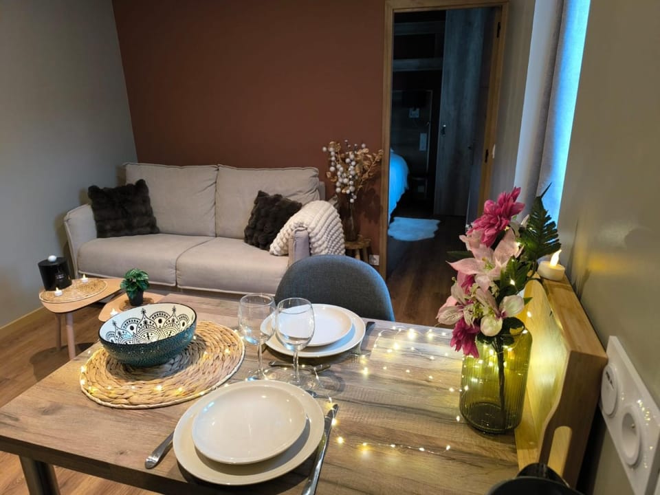 Living room, Seating area, Dining area