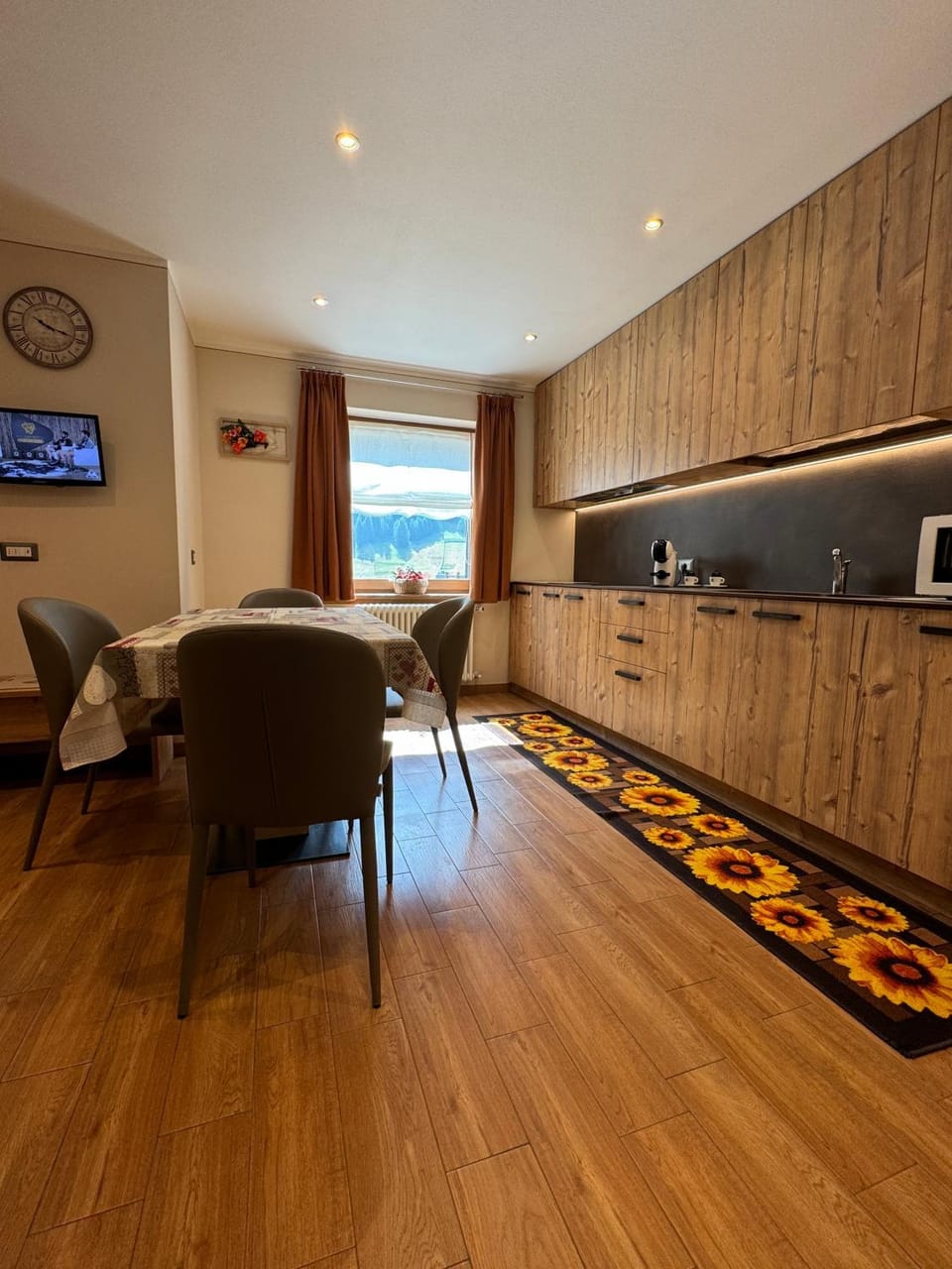Kitchen or kitchenette, Living room, Seating area