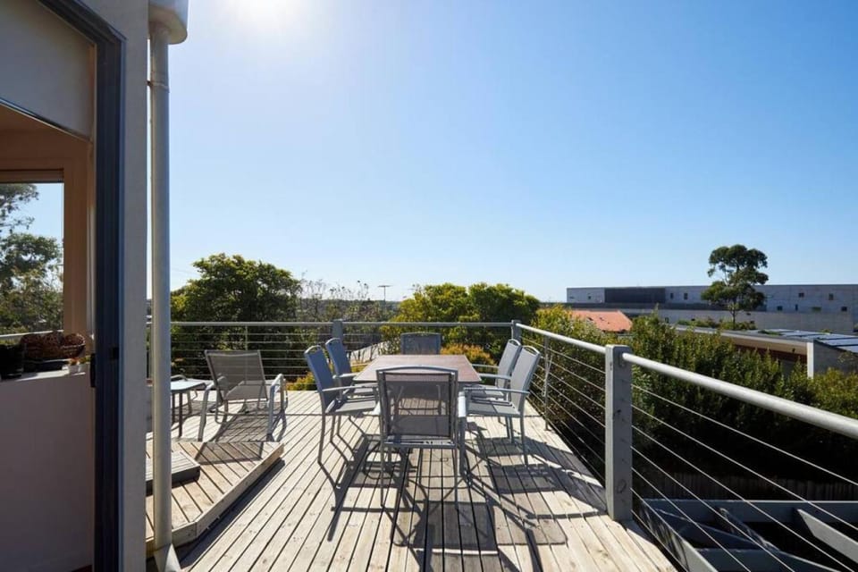 Surf Mist Townhouse - backs onto the RACV Resort House in Torquay
