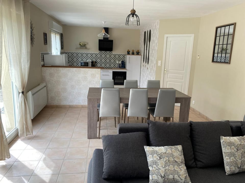 TV and multimedia, Kitchen or kitchenette, Living room, Seating area, Dining area
