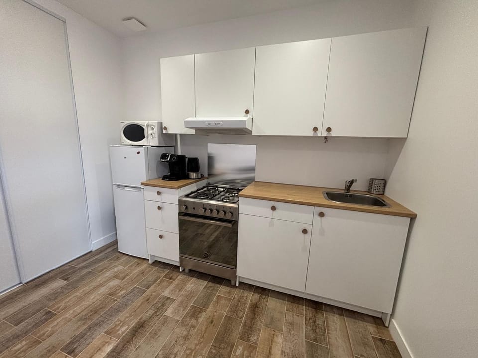 Kitchen or kitchenette, oven, stove