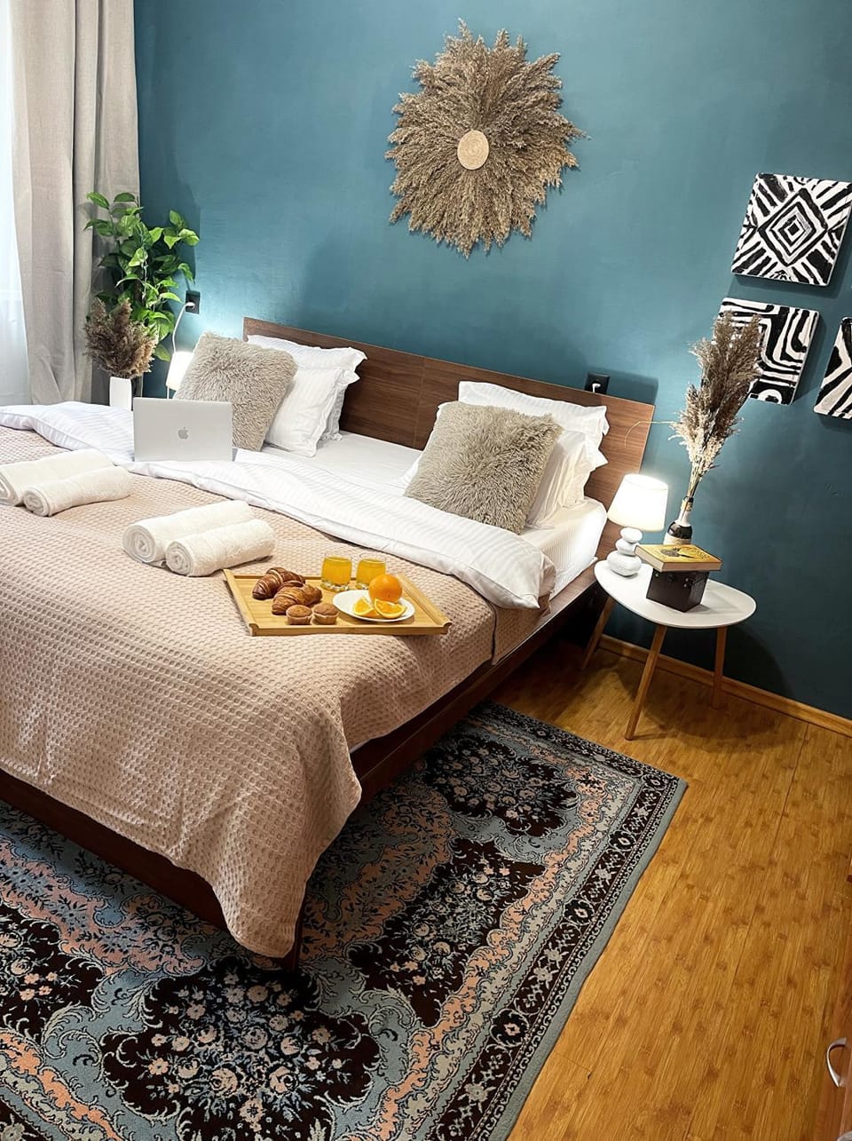 Bed, Living room, Photo of the whole room, Seating area