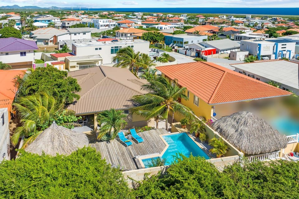 Property building, Day, Neighbourhood, Natural landscape, Bird's eye view, Pool view, Swimming pool, Location