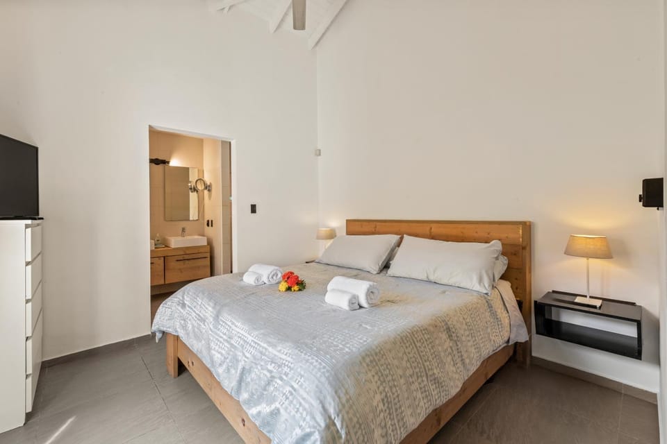 Bed, Bedroom, towels