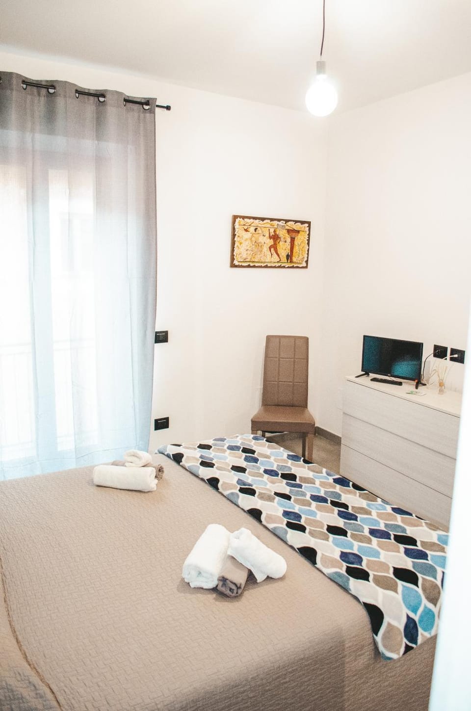 Bed, TV and multimedia, Photo of the whole room, Bedroom