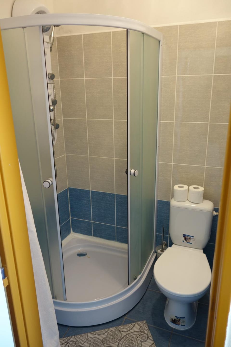 Shower, Toilet