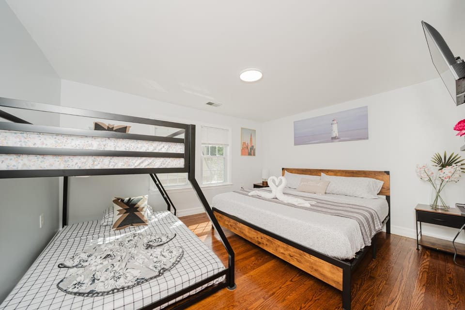Apt 2BR Quincy Hideout w Balcony, Bathtub, TV near Wollaston Beach 74L Apartment in Quincy