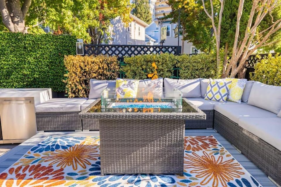 Luxury Retreat with Private Au Pair Suite House in Oakland