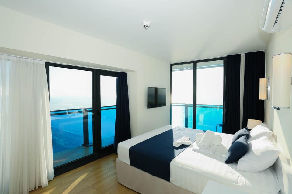 Bed, TV and multimedia, Bedroom, towels