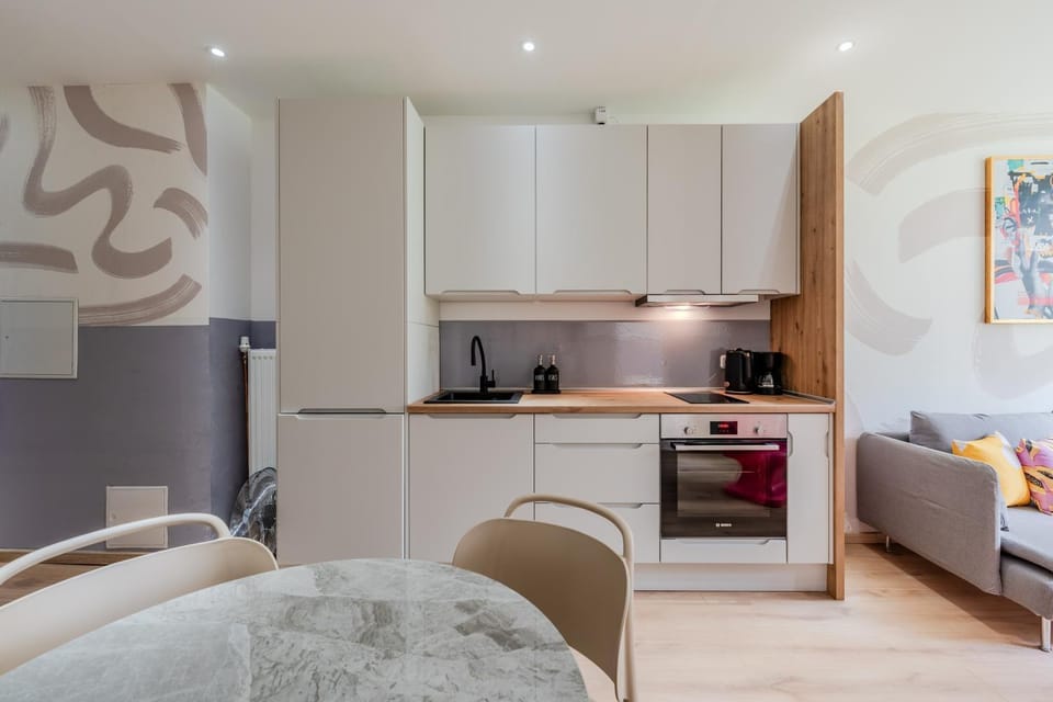 Coffee/tea facilities, Kitchen or kitchenette, oven, stove, toaster