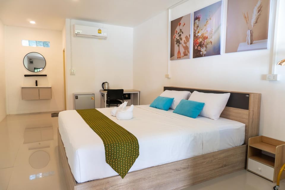 Bed, Photo of the whole room, Bedroom, air conditioner