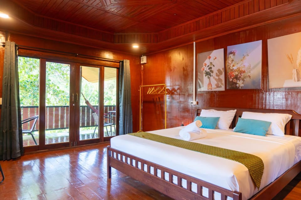 Bed, View (from property/room), Photo of the whole room, Bedroom