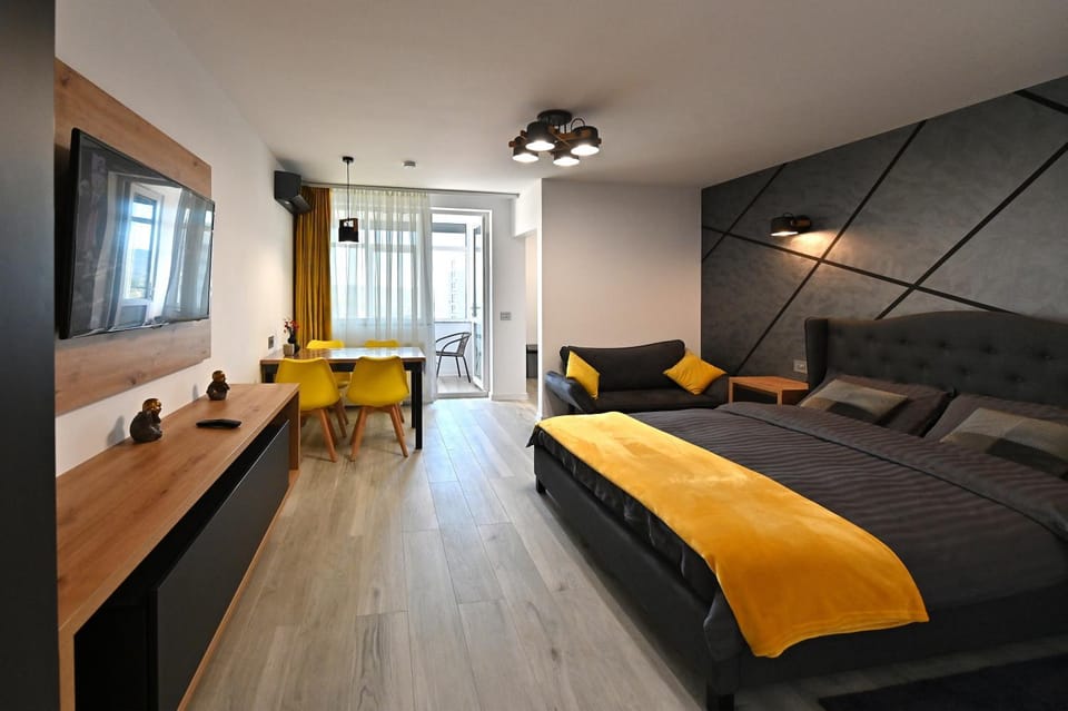 Bed, TV and multimedia, Living room, Photo of the whole room, Seating area