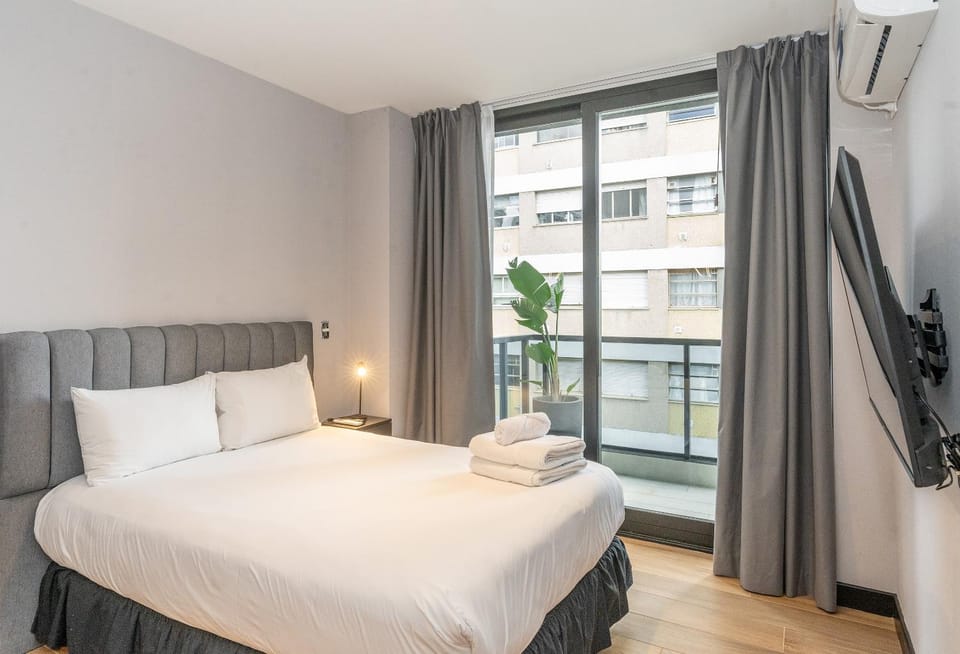 Bed, TV and multimedia, Photo of the whole room, Bedroom, Landmark view, towels, air conditioner