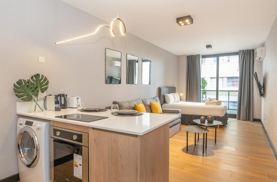 Kitchen or kitchenette, Living room, Seating area, Dining area, Landmark view, Quiet street view, fireplace, minibar, pet friendly, stove