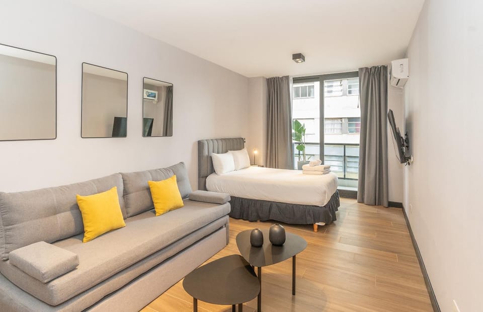 Bed, TV and multimedia, Living room, Photo of the whole room, Seating area, Bedroom