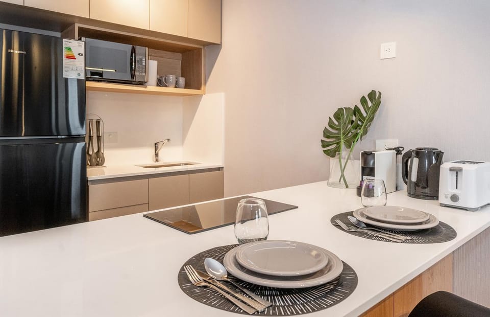 Coffee/tea facilities, Kitchen or kitchenette, Dining area, minibar