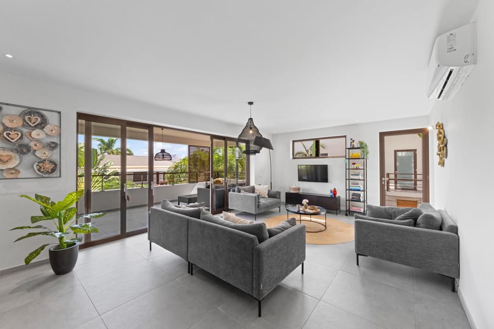 TV and multimedia, Living room, Seating area, Evening entertainment, air conditioner