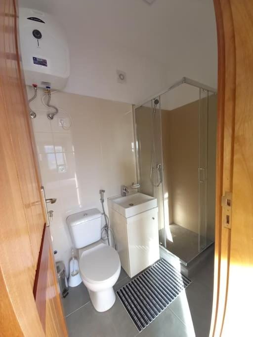 Shower, Toilet