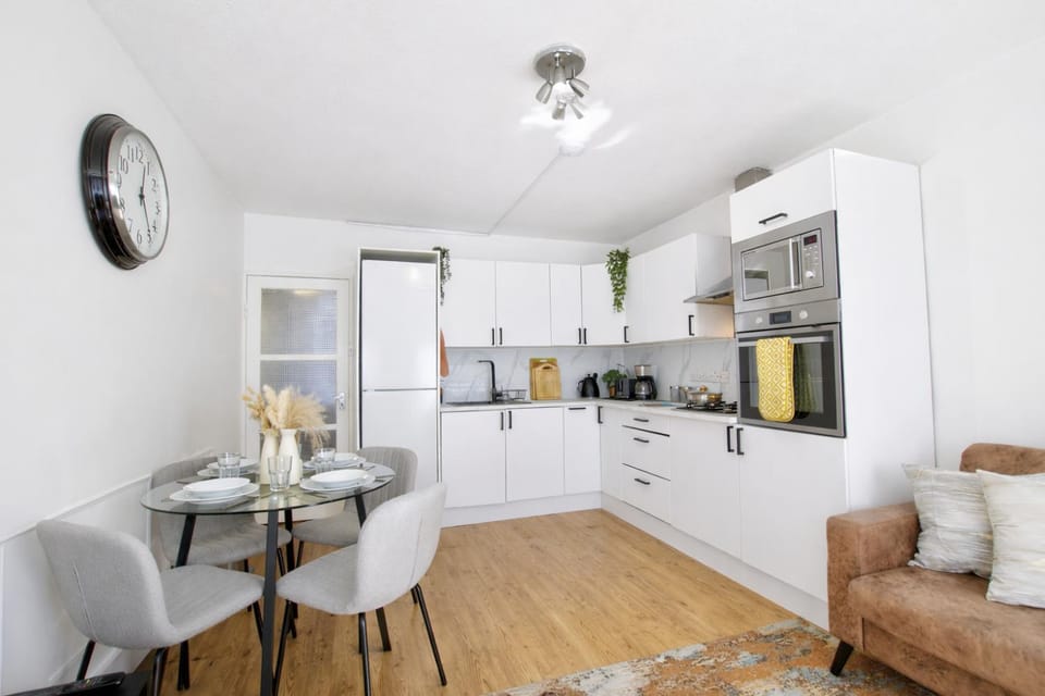 Coffee/tea facilities, Kitchen or kitchenette, oven, stove, toaster