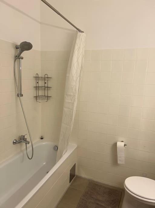 Sehr schöne und gemütliche Wohnung - perfekte U-Bahn Anbindung Apartment in Vienna