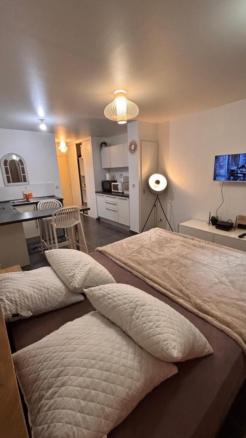 TV and multimedia, Kitchen or kitchenette, Photo of the whole room, Bedroom
