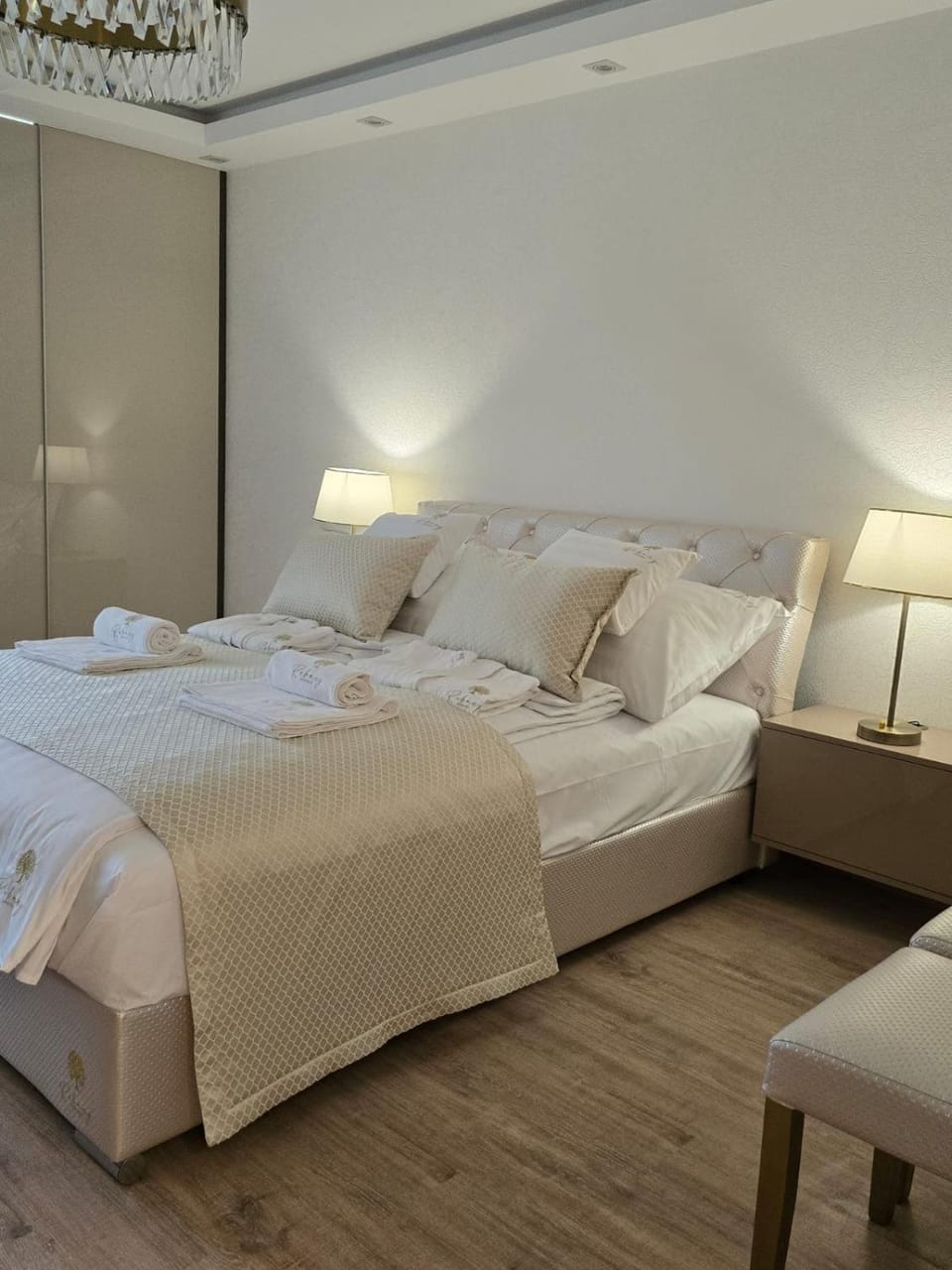 Bed, Bedroom, towels