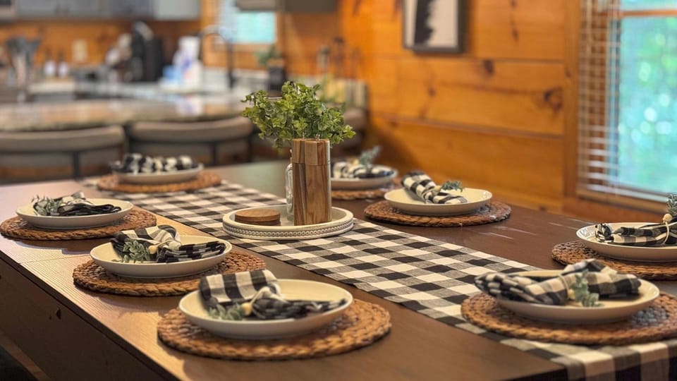 Couples Cabin In Gatlinburg - 3 Miles To Downtown Cabin in Gatlinburg