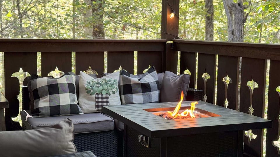Couples Cabin In Gatlinburg - 3 Miles To Downtown Cabin in Gatlinburg