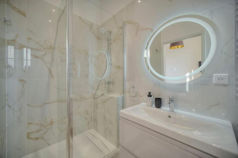 Oasis du Sud 4 beds and 4 baths 10 min from Palais House in Cannes