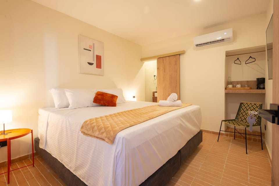 Bed, TV and multimedia, Photo of the whole room, Seating area, Bedroom, towels, air conditioner