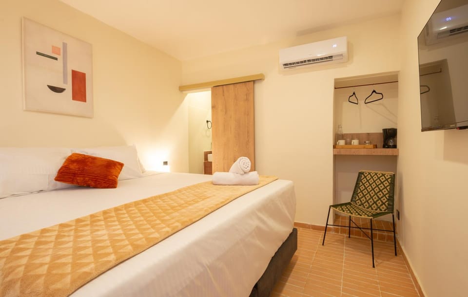 Bed, TV and multimedia, Photo of the whole room, Bedroom, air conditioner