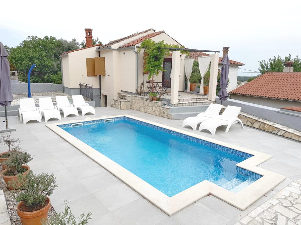 Property building, Pool view