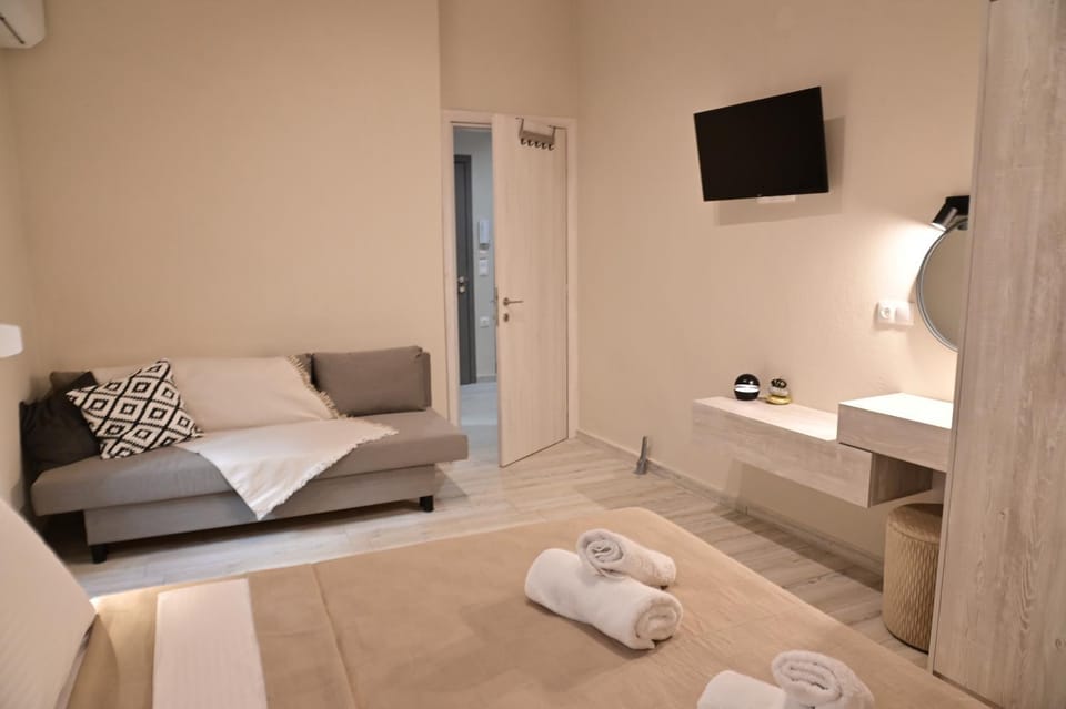 Bed, TV and multimedia, Bedroom