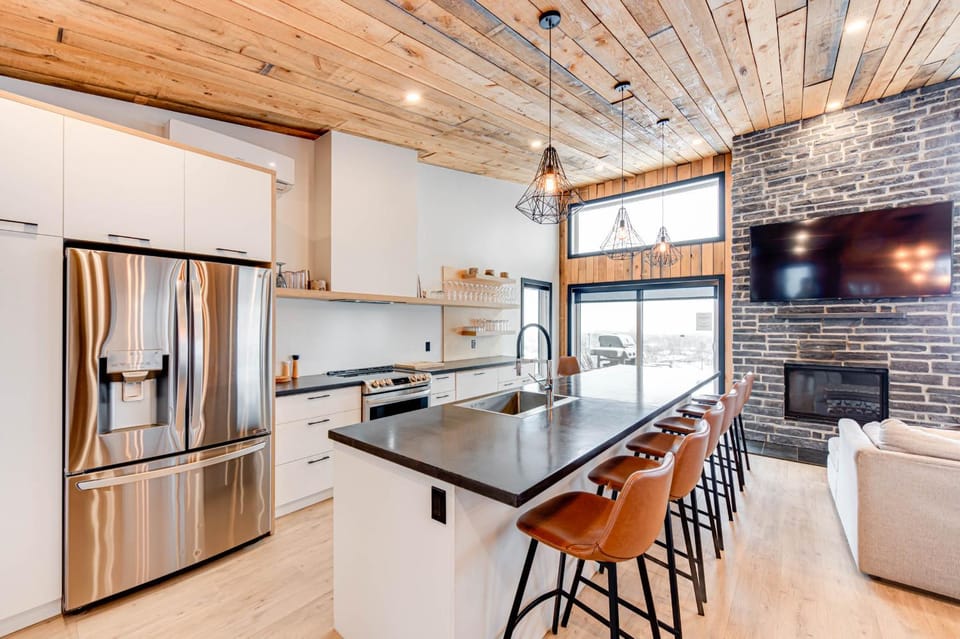 Dining area, dishwasher, oven, pet friendly